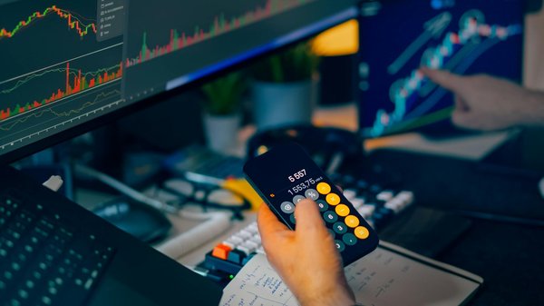 Impact des Commissions Bancaires sur le Phénomène de Surendettement